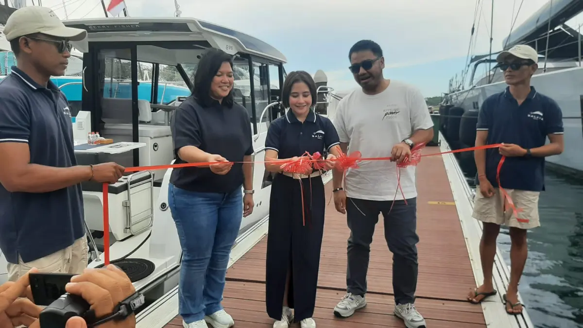 RESMI: Pengguntingan pita sebagai tanda ikatan kerjsama antara PT PPI dengan PT Archiplago Global Jaya. Co-Founder/Chief Marketing Officer Salaya Yacht, Prilly Latuconsina (tengah) menggunting pita didampingi pejabat teras PT Pelindo Properti Indonesia, Minggu 5 April 2026. (M. RIDWAN/radarbali.id)