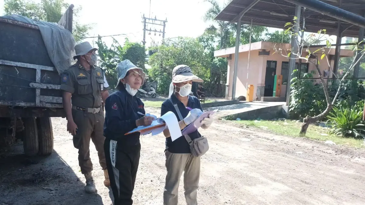 KETAT: Petugas Dinas Kehutanan dan Lingkungan Hidup (DKLH) Provinsi Bali melakukan pemeriksaan ketat terhadap setiap truk sampah yang memasuki kawasan TPA Suwung untuk memastikan prosedur pembuangan ditaati. (istimewa/radarbali.id)