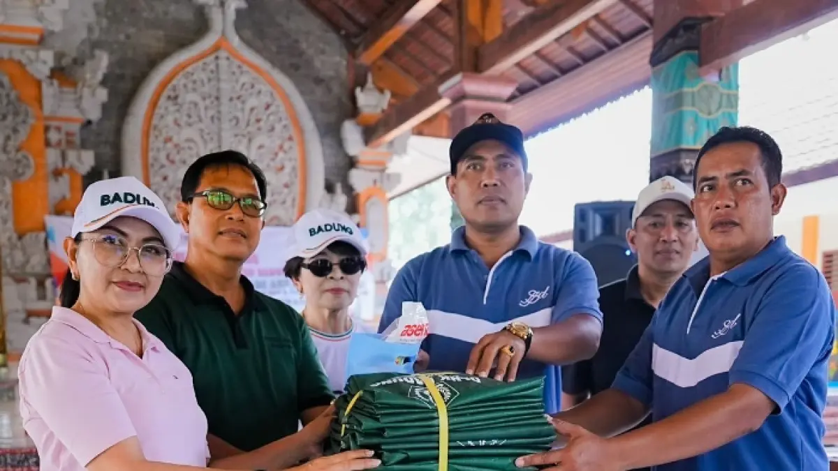 Ketua TP PKK Badung Ny. Rasniathi Adi Arnawa saat melaksanakan aksi sosial bertajuk "Badung Peduli" di Desa Sedang, Kecamatan Abiansemal, Minggu (5/4).
