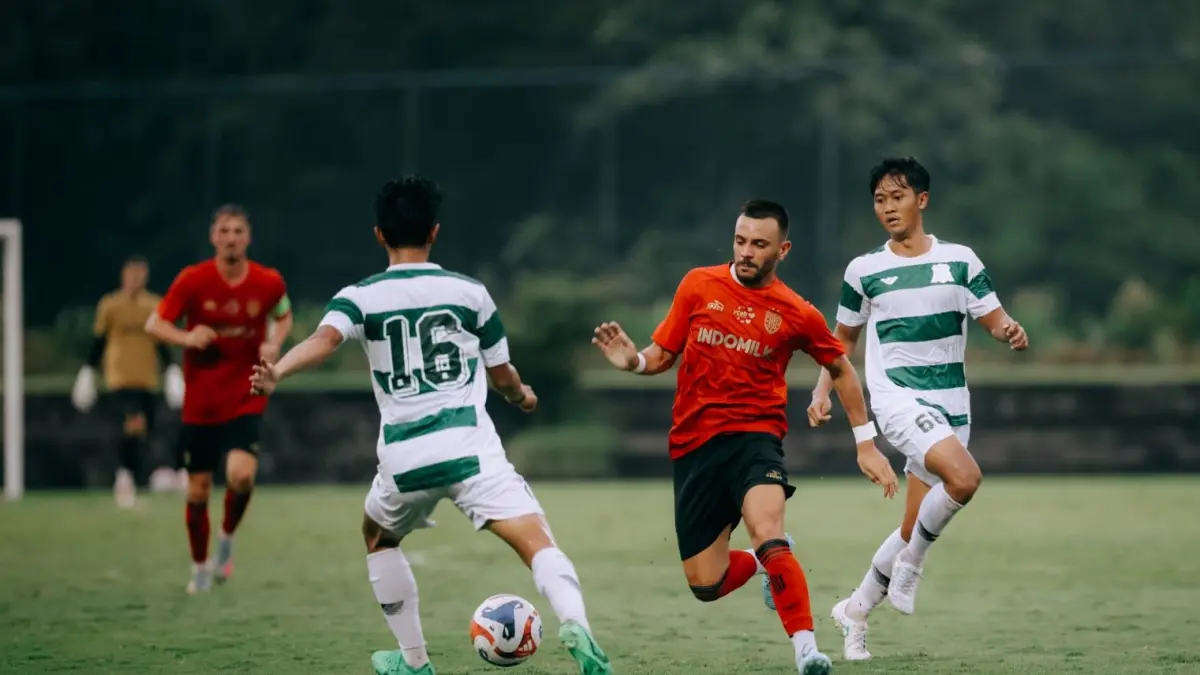 Mirza Mustafic (dua dari kanan) absen saat Bali United menjamu PSBS Biak di Stadion Kapten Wayan Dipta Giayar. Kontribusinya minim musim ini karena cedera kambuhan. (Tim Media Bali United)  