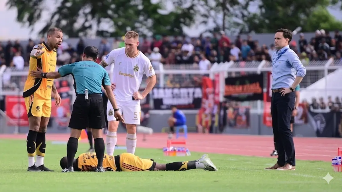 Paul Munster (kanan) mengamati insiden antara Striker Persija Allano Lima dan Gelandang Bertahan Bhayangkara Moises Gaucho dalam laga di Stadion PKOR Bandar Lampung. (ILeague)