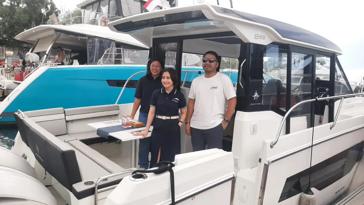 KAPAL EKSLUSIF: Co-Founder/Chief Marketing Officer Salaya Yacht, Prilly Latuconsina (tengah) didampingi Dirut PT Pelindo Properti Indonesia (PPI), Pitria Kartikasari (paling kiri) dan Marlamb Samuel Y, Direktur Operasi dan Komersial PT PPI saat peresmian sandar perdana Salaya Yacht di Pelabuhan Benoa Denpasar, Minggu 5 April 2026. (M. RIDWAN/radarbali.id)