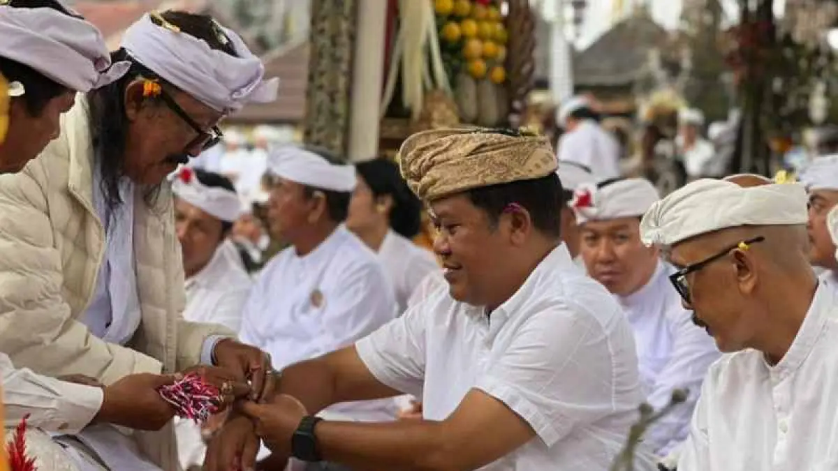 RITUAL PUJAWALI: Jajaran Pemerintah Kabupaten (Pemkab) Bangli melaksanakan persembahan Bhakti Penganyar serangkaian upacara Pujawali Ngusaba Purnama Kedasa di Pura Ulun Danu Batur, Kecamatan Kintamani pada Minggu (5/4/2026).(Humas Pemkab Banhli)