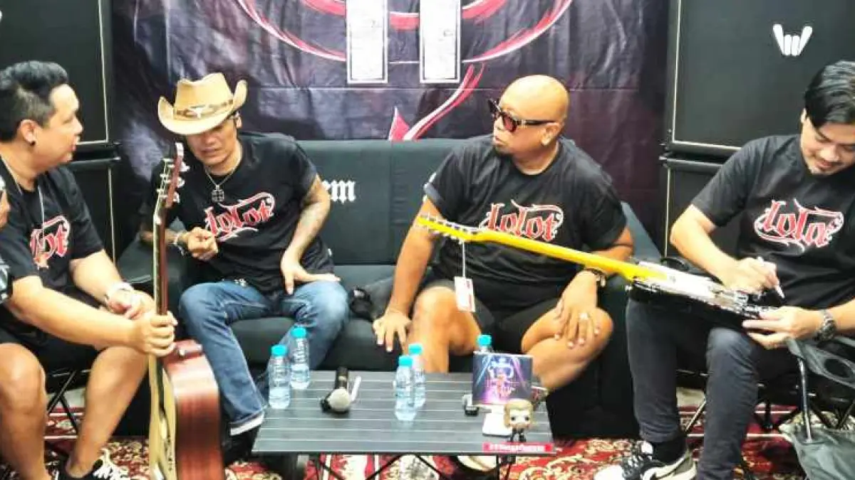 SUDAH JADI KELUARGA BESAR : Hendra, Lolot (kedua dari kiri), Lanang, Donnie, selalu kompak berkah kumpul dan makan-makan. &nbsp;(Foto Marsellus Pampur)