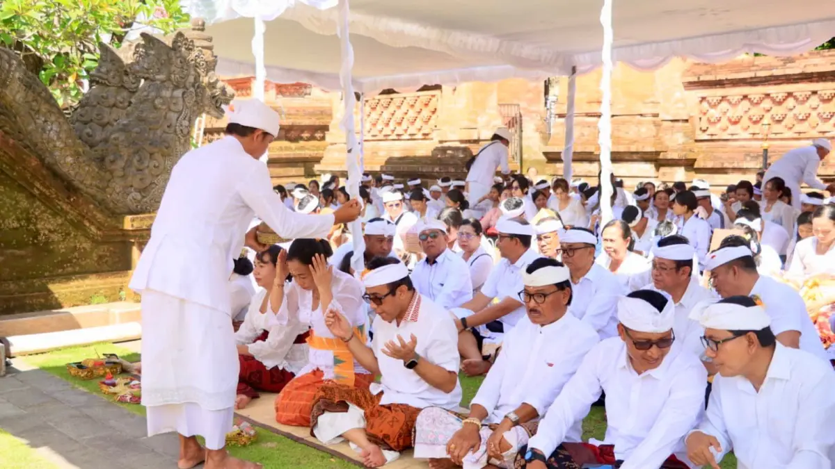 Wali Kota Denpasar I Gusti Ngurah Jaya Negara saat pelaksanaan persembahyangan bersama Hari Suci Saraswati, Sabtu (4/4/2026) di Pura Agung Jagatnatha, Denpasar.