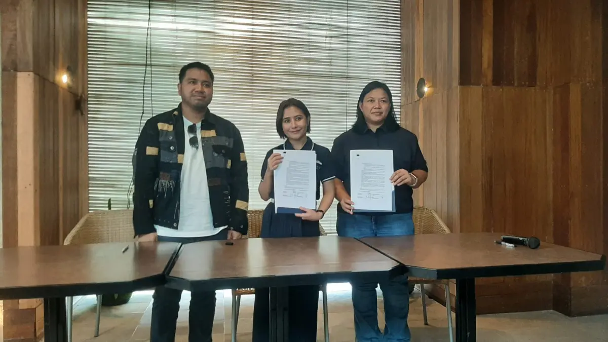 IKAT PERJANJIAN: Co-Founder/Chief Marketing Officer Salaya Yacht, Prilly Latuconsina (tengah) dan Dirut PT Pelindo Properti Indonesia (PPI), Pitria Kartikasari (kanan) dan Marlamb Samuel Y, Direktur Operasi dan Komersial PT PPI (kiri) saat penandatnganan MoU Salaya Yacht di Pelabuhan Benoa Denpasar, Minggu 5 April 2026. (M. RIDWAN/radarbali.id)