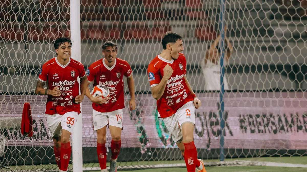 Bek Bali United Joao Ferrari merayakan gol yang dicetaknya ke gawang PSBS Biak di pekan ke-26 BRI Super League 2026.