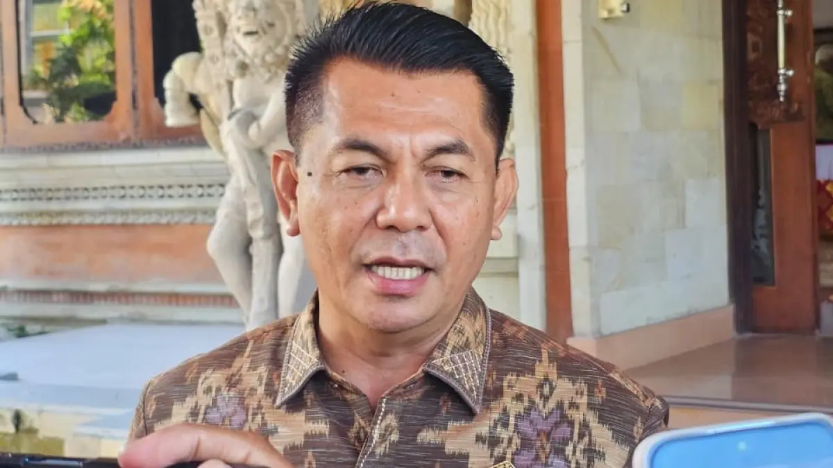 CARI SOLUSI: Ketua DPRD Bali Dewa Made Mahayadnya alias Dewa Jack sampaikan rancangan anggaran untuk alternatif pembuangan sampah. (NI KADEK NOVI FEBRIANI/radarbali.id)