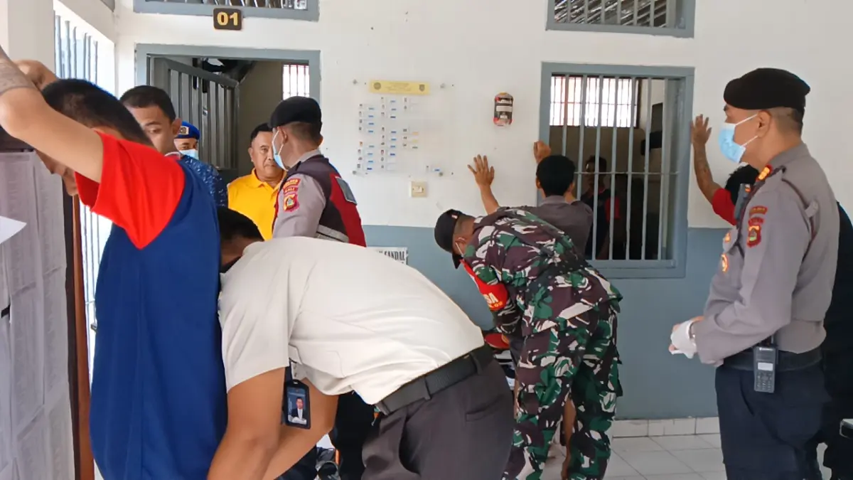 GELAR SIDAK : Tim petugas gabungan melakukan sidak di Kelas II B Negara. (foto dokumentasi Rutan Negara, Jembrana)