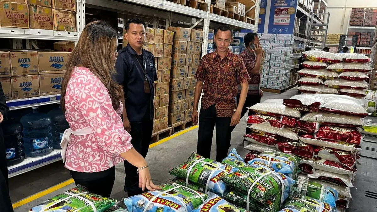 JAGA STABILITAS PANGAN: Satgas Pangan Polda Bali saat melakukan pengawasan langsung ke agen sembako di kota Denpasar, Selasa 7 April 2026.