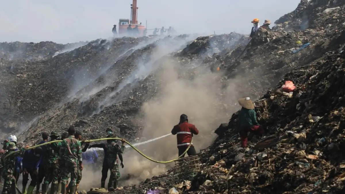 KECELAKAAN: Ini adalah kebakaran sampah di TPA Suwung yang membuat aparat repot. Pasca penutupan aparat malah repot ngurus pembakaran sampah liar. (miftahuddin halim/radarbali.id)