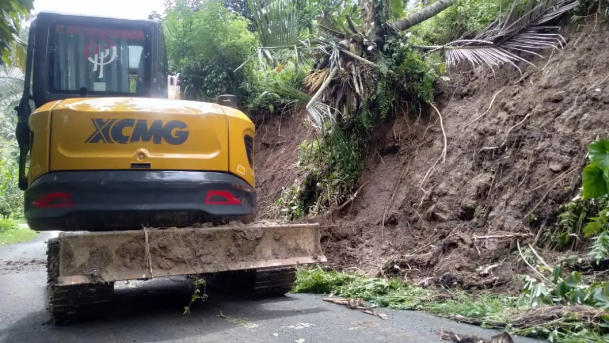 KERAHKAN ALAT BERAT : Upaya pembersihan material longsor dengan alat berat pascabanjir di Mendoyo, Jembrana. (BPBD Jembrana)