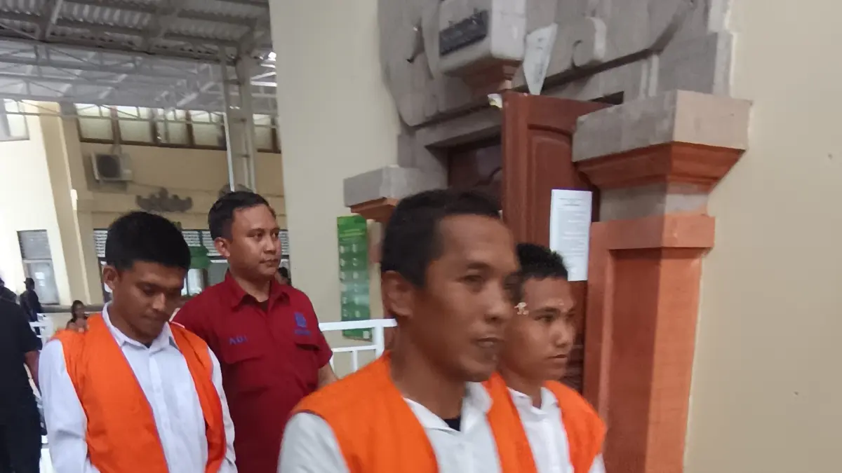 PANJANG TANGAN: Ivan Adi Fermansah (belakang kiri) usai menjalani sidang tuntutan di PN Denpasar, Selasa (7/4/2026). Foto: M. Sanidjaya/Radarbali.id
