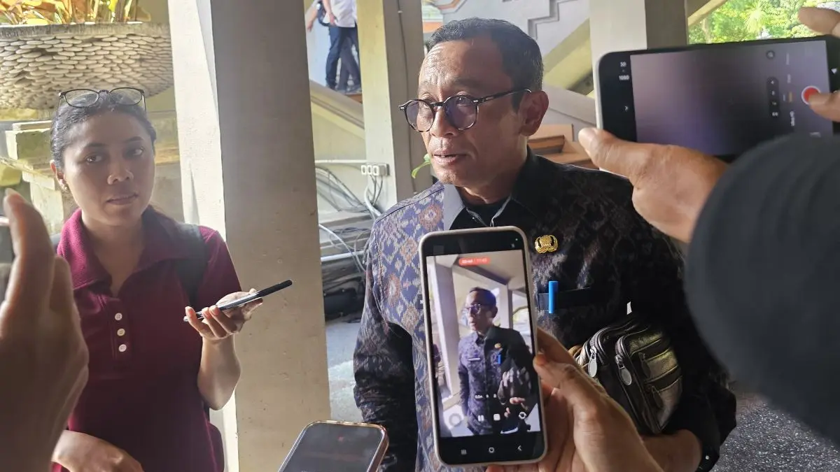 PASANG BADAN: (Karo Hukum Setda Provinsi Bali, Ngurah Satria Wardana, saat jelaskan kasus di Dinas KLH kepada awak media, selasa 7 April 2026. (NI KADEK NOVI FEBRIANI/radarbali.id)
