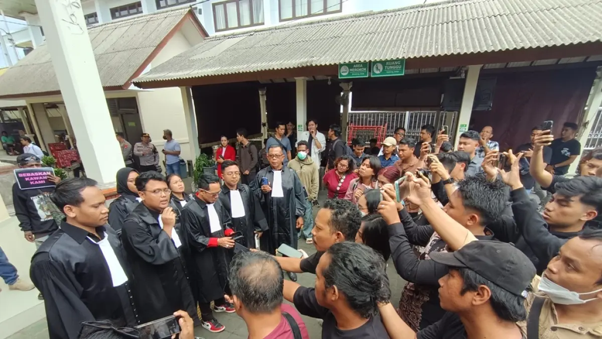 TERUS MELAWAN: Tim kuasa hukum memberikan keterangan pada awak media usai sidang di PN Denpasar, Selasa (7/4/2026). Foto: M. Sandijaya/Radarbali.id