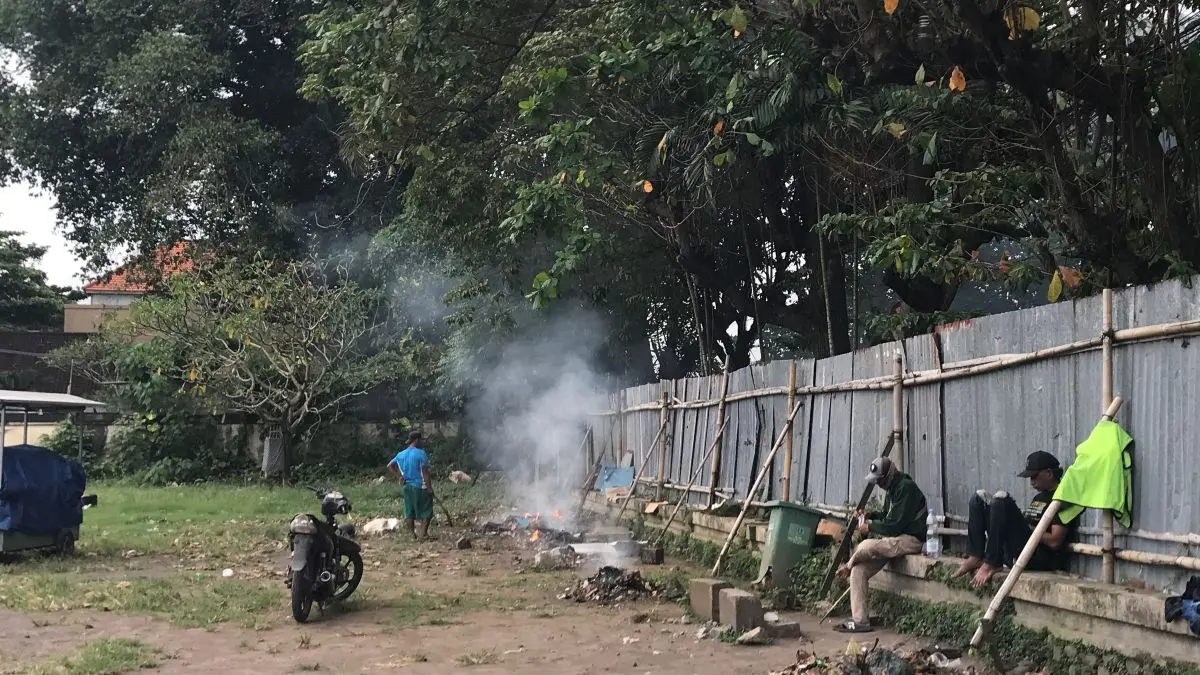 DIBAKAR: Warga membkar sampah di salah satu lahan kosong di kawasan jalan Hayamwuruk Sumertha Kauh Rabu, 7 April 2026. (MIFTAHUDDIN HALIM/radarbali.id)