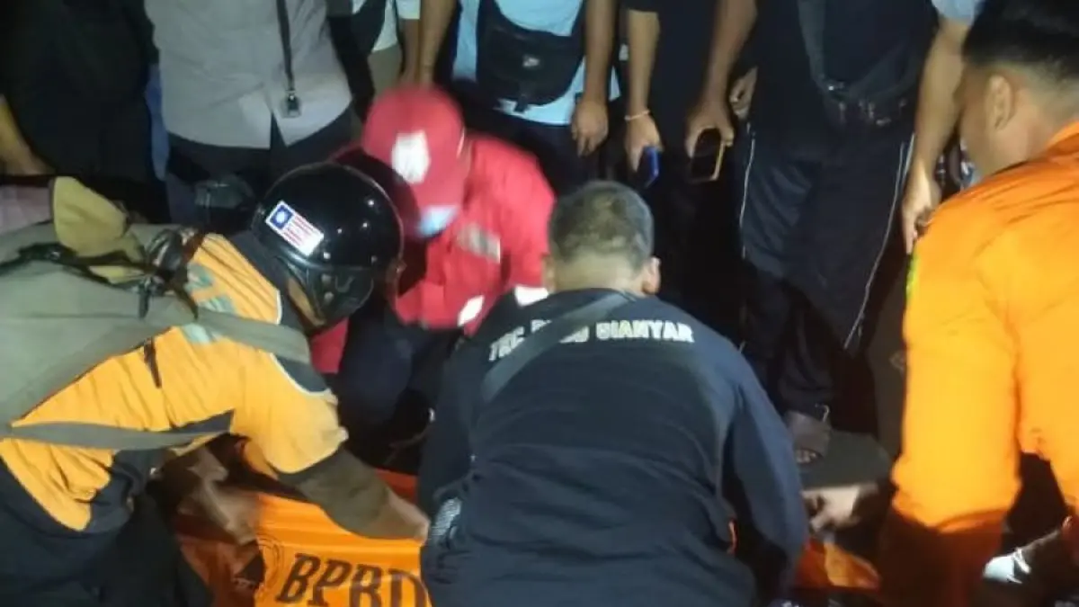 EVAKUASI: Petugas gabungan dari tim SAR dan BPBD Bali saat proses evakuasi jenazah Agus Suarsa di pantai Saba Gianyar, Senin malam 6 April 2026. (istimewa/radarbali.id)