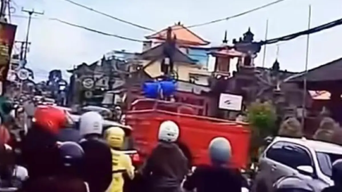 GEGARA ALKOHOL: Pengguna jalan nyaris celaka akibat ulah dan aski sopir truk mabuk lalu ngamuk nantang orang di jalan. (istimewa/radarbali.id)