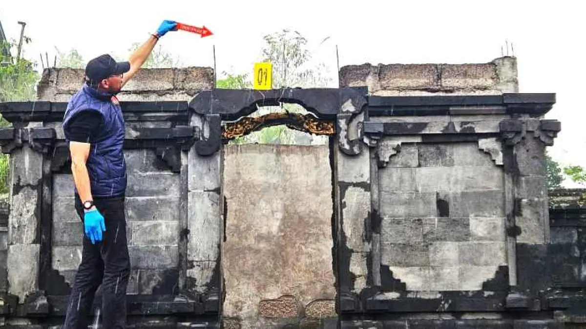 HANGUS TERBAKAR : Pelinggih di Pura Balai Agung Desa Abangsongan, Kintamani,Bangli.(foto: Polres Bangli)