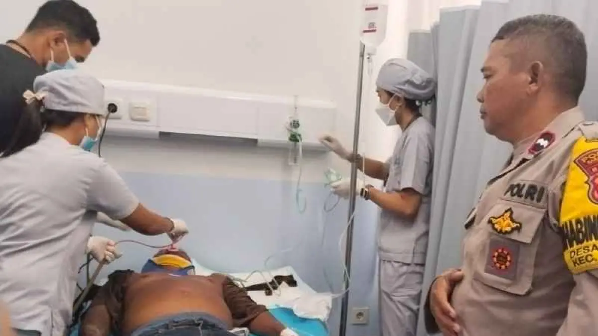 NAHAS DI BAWAH POHON KELAPA : I Ketut Bajra, warga Banjar Dinas Pande, Karangasem , ini harus dirawat di rumah sakit setelah tertimpa buah kelapa. (ist)