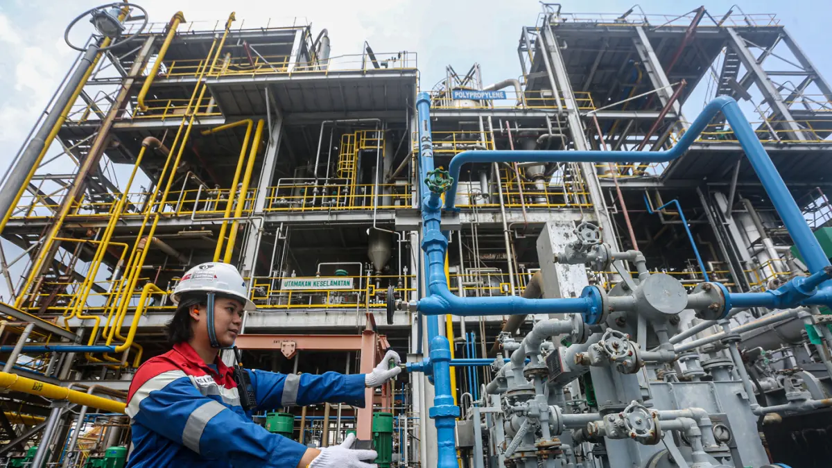 Pekerja melakukan aktivitas di Kilang Pertamina Plaju, Kilang Pertamina Plaju. FOTO: MIFTAHUL HAYAT/JAWA POS