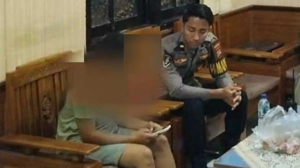 PENYELAMATAN DRAMATIS : KMA ditenangkan di Mapolres Buleleng, usai aksinya yang hendak mengakhiri hidup digagalkan. (Foto: Polres Buleleng untuk Radar Bali)