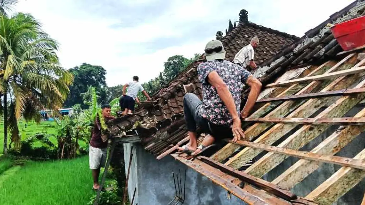 BERANTAKAN ATAPNYA : Kondisi rumah warga di Desa Tegal Jadi Marga yang rusak diterjang angin puting beliung.&nbsp;(Juliadi/Radar Bali)