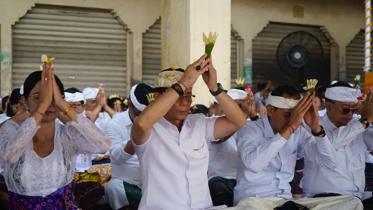 Bupati Klungkung I Made Satria bersama Ny. Eva Satria dan Wabup Tjokorda Gde Surya Putra, menghadiri upacara Bhuta Yadnya Caru Lebur Gangsa Nawa Gempang di area Pasar Galiran, Klungkung, Rabu (8/4/2026).
