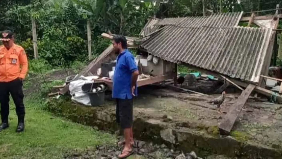DITERJANG ANGIN : Rumah Ni Luh Darni, rumah semi permanen di Banjar Petapan Kelod, Desa Pergung, Kecamatan Mendoyo. (BPBD Jembrana)