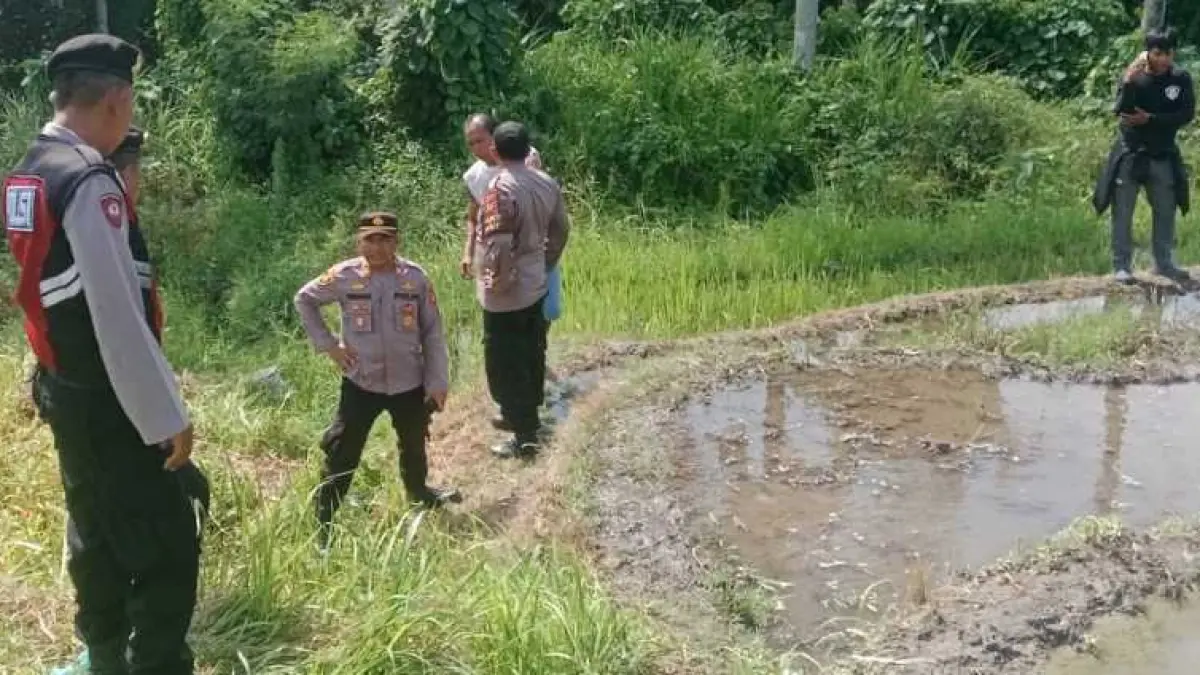 GELAR OLAH TKP: Polres Klungkung melakukan olah TKP meninggalnya Sumarni akibat terpeleset saat memetik bunga. (Foto: Humas Polres Klungkung)
