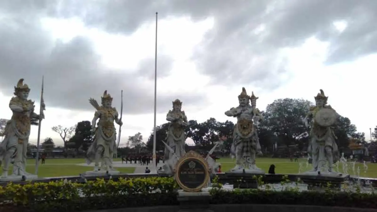 ilustrasi kondisi cuaca mendung di kawasan Alun-alun Perkotaan Gianyar, beberapa waktu lalu. (miftahuddin/radar bali)