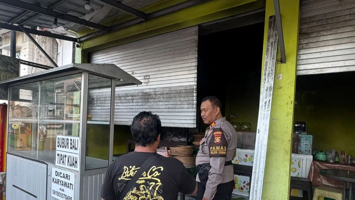 KONSLET: Petugas kepolisian bersama warga saat mendatangi lokasi kebakaran warung nasi jinggo di Jalan Gunung Tangkuban Perahu, Denpasar Barat, Rabu (8/4/2026). (ISTIMEWA/radarbali.id)