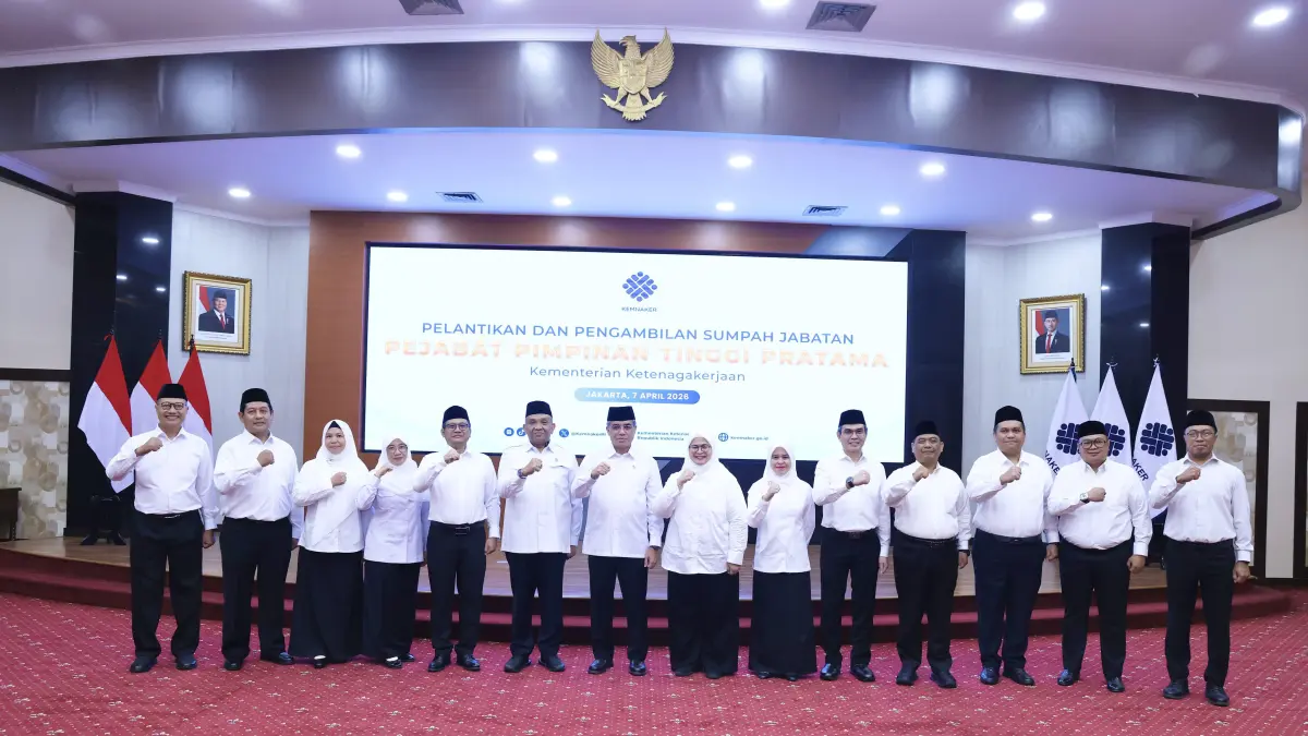 Menaker Yassierli (7 dari kiri) pose bersama Pejabat Pimpinan Tinggi Pratama yang dilantik di Kemnaker, Jakarta, Selasa (7/4/2026). (Kemnaker For Radar Bali)