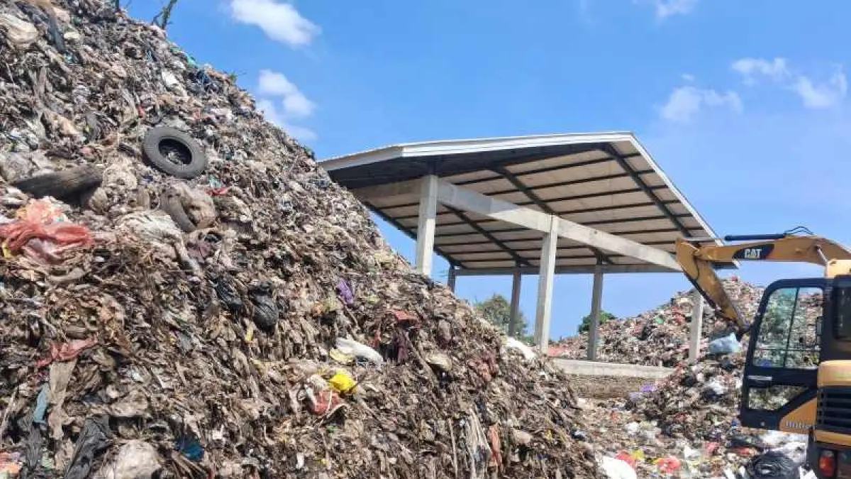 MUBAZIR: Bangunan hanggar di TPA Peh yang dibangun tahun 2025 belum digunakan. (foto:M.Basir/Radar Bali) 