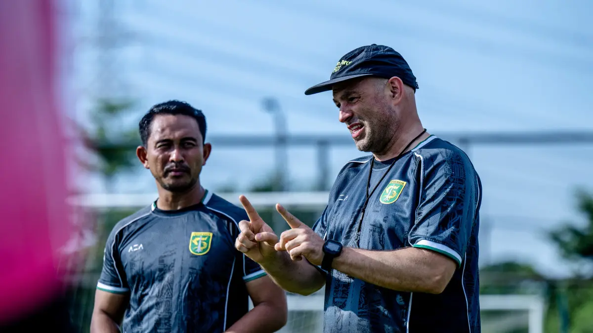 Pelatih Persebaya Bernardoi Tavares memimpin latihan skuad Persebaya. Eks pelatih PSM Makassar ini kesulitan menyusun skuad utama menjelang laga melawan Persija Jakarta di Stadion GBK karena badai cedera. 