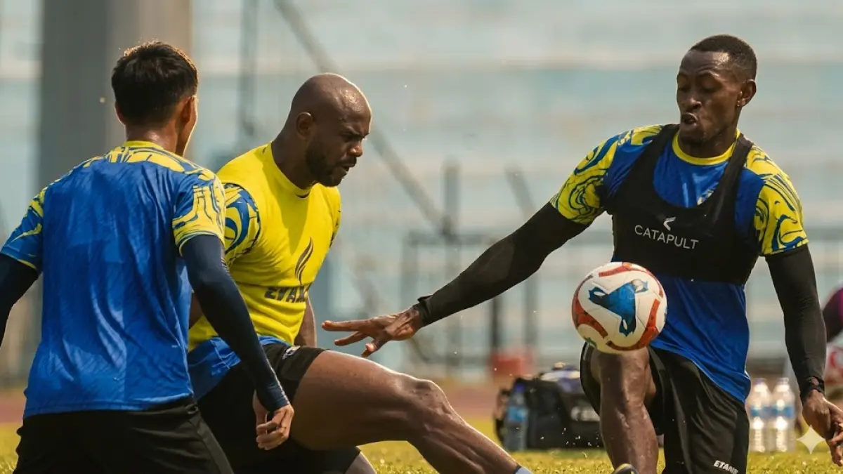 Sejumlah pemain asing Arema FC melakukan latihan penguasaan bola di Stadion Kanjuruhan menjelang laga melawan Persita Tangerang dan Persis Solo.  
