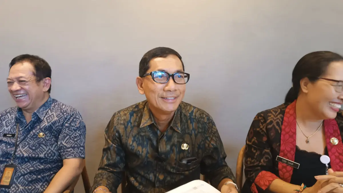 Sekda Kota Denpasar I Gusti Ngurah Eddy Mulya (tengah) saat saat memberikan keterangan pers di kantor Wali Kota Denpasar, Selasa (7/4/2026).