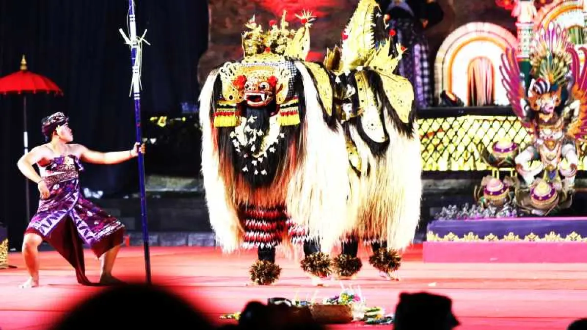 TAMPIL MEMUKAU PENONTON : Pentas bapang barong di panggung terbuka Balai Budaya Gianyar . (Kominfo Gianyar)