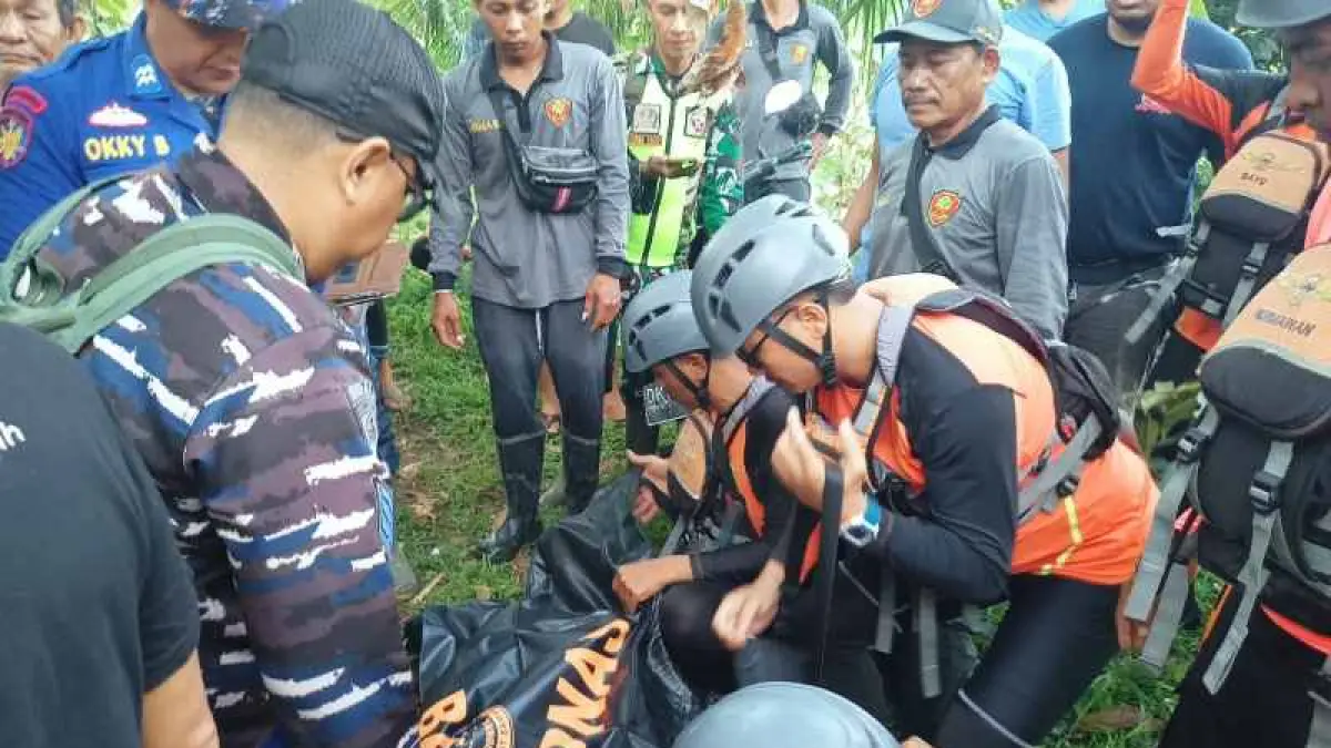 TRAGIS: Jenazah&nbsp;Gede Vikram Kabinawa dievakuasi setelah ditemukan tak bernyawa di pintu air Bendungan Tamblang. (Foto:&nbsp;Pos Pencarian dan Pertolongan Buleleng untuk Radar Bali)