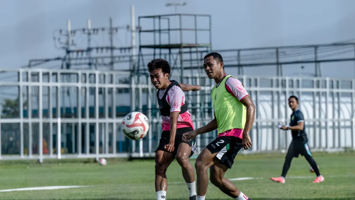 Catur Pamungkas (kanan) berduel dengan Riyan Ardiansyah dalam sebuah latihan Persebaya. Bek serba bisa tersebut masuk dalam daftar 6 pemain Bajol Ijo yang dipantau kesiapannya untuk turun melawan Persija di Stadion Gelora Bung Karno.   