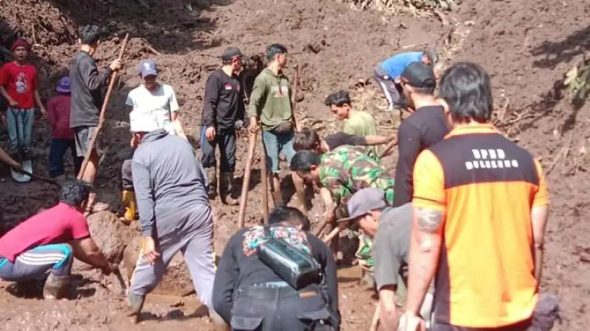 LUMPUR LUMPUHKAN JALAN : Musibah longsor di Banjar Dinas Pererenan Bunut, Buleleng. (foto: BPBD Buleleng)