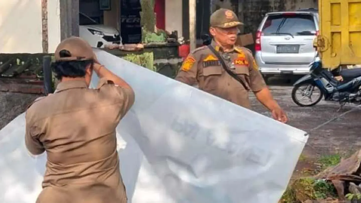 MEMANG MERUSAK PEMANDANGAN : Penertiban reklame  oleh satpol PP. Jembran. (foto:dok. Satpol PP Jembrana)