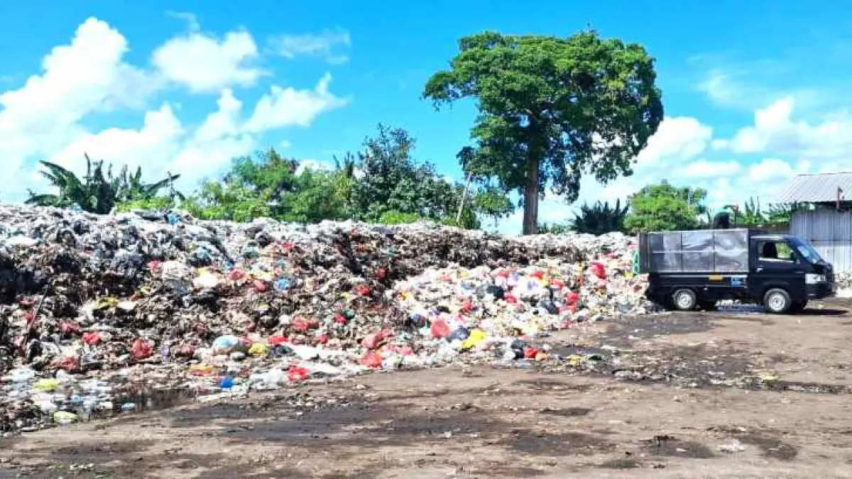 MEMANGNYA BISA KUAT? : Tumpukan sampah yang telah mengering dari Tempat Olah Sampah Setempat (TOSS) Center, Desa Kusamba, diangkut, dijadikan material penguruk jurang. (foto:dewa ayu pitri arisanti/radar bali)