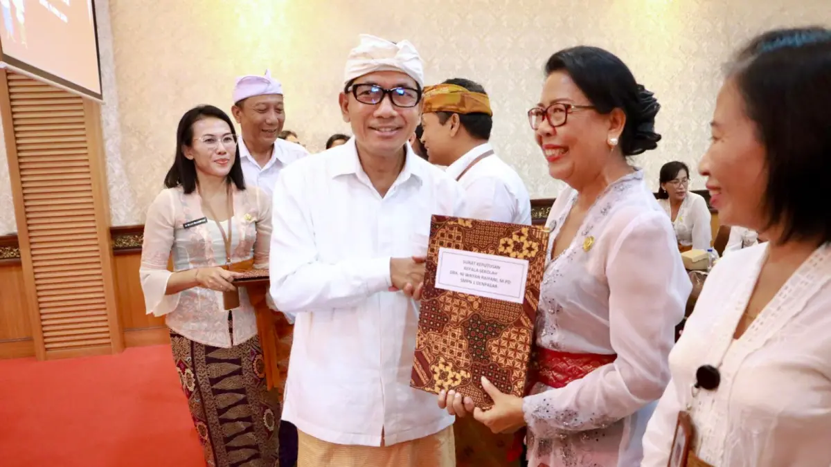 Sekda Kota Denpasar I Gusti Ngurah Eddy Mulya menyerahkan SK pengangkatan 41 kepala sekolah untuk jenjang TK, SD dan SMP di Kota Denpasar, Kamis (9/4), di Aula Kantor Disdikpora Kota Denpasar.