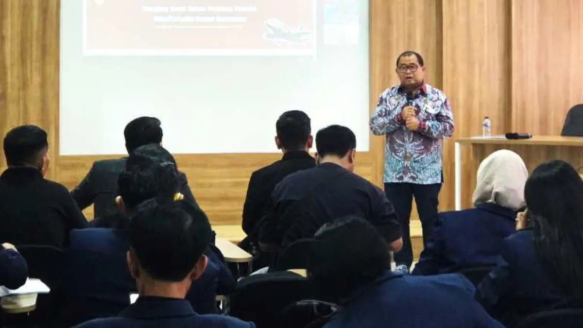 BEBERKAN HAK PENUMPANG : Praktisi dan Akademisi Hukum Udara / Aviation Law Specialist, DR(C). Columbanus Priaardanto memberikan sosialisasi dalam bentuk kuliah umum di Universitas Ngurah Rai Denpasar. (Marsellus Pampur)
