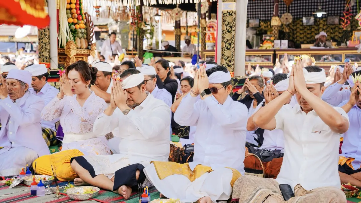Bupati Badung I Wayan Adi Arnawa dan Wabup I Bagus Alit Sucipta di Pura Ulun Danu Batur, Kintamani, Jumat (10/4/2026).