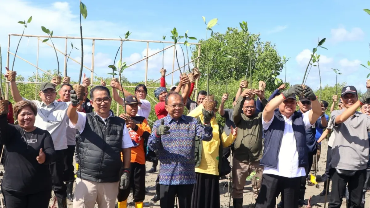 Gubernur Bali Wayan Koster saat penanaman bibit bakau di Mangrove Arboretum Park, Denpasar, Jumat (10/4/2026),