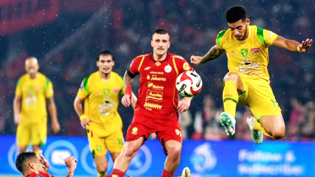 DICAKAR MACAN KEMAYORAN: Persebaya (jersey kuning) dibobol tiga gol Persija Jakarta, dalam laga di SUGBK, Jakarta. (IG persebayaofficial)