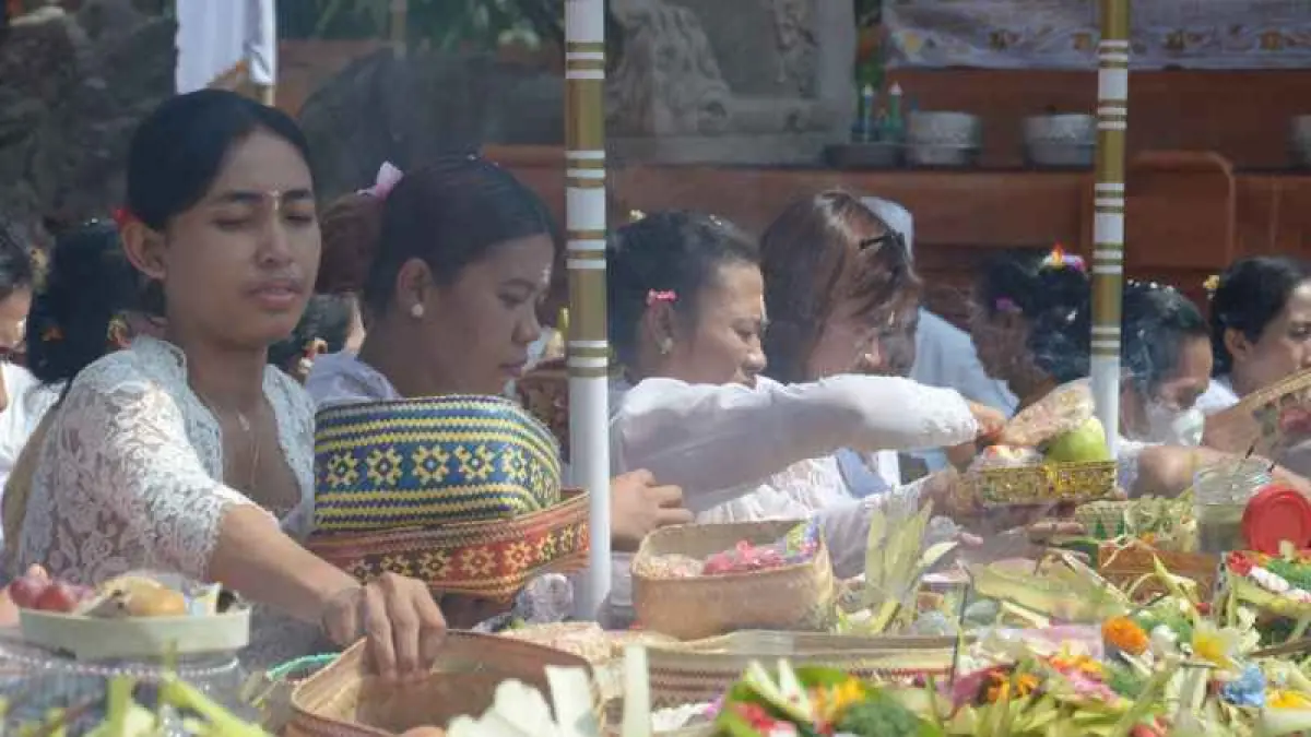 ilustrasi persembahyangan di Pura Jagatnatha. (foto: Adrian Suwanto/Radar Bali)