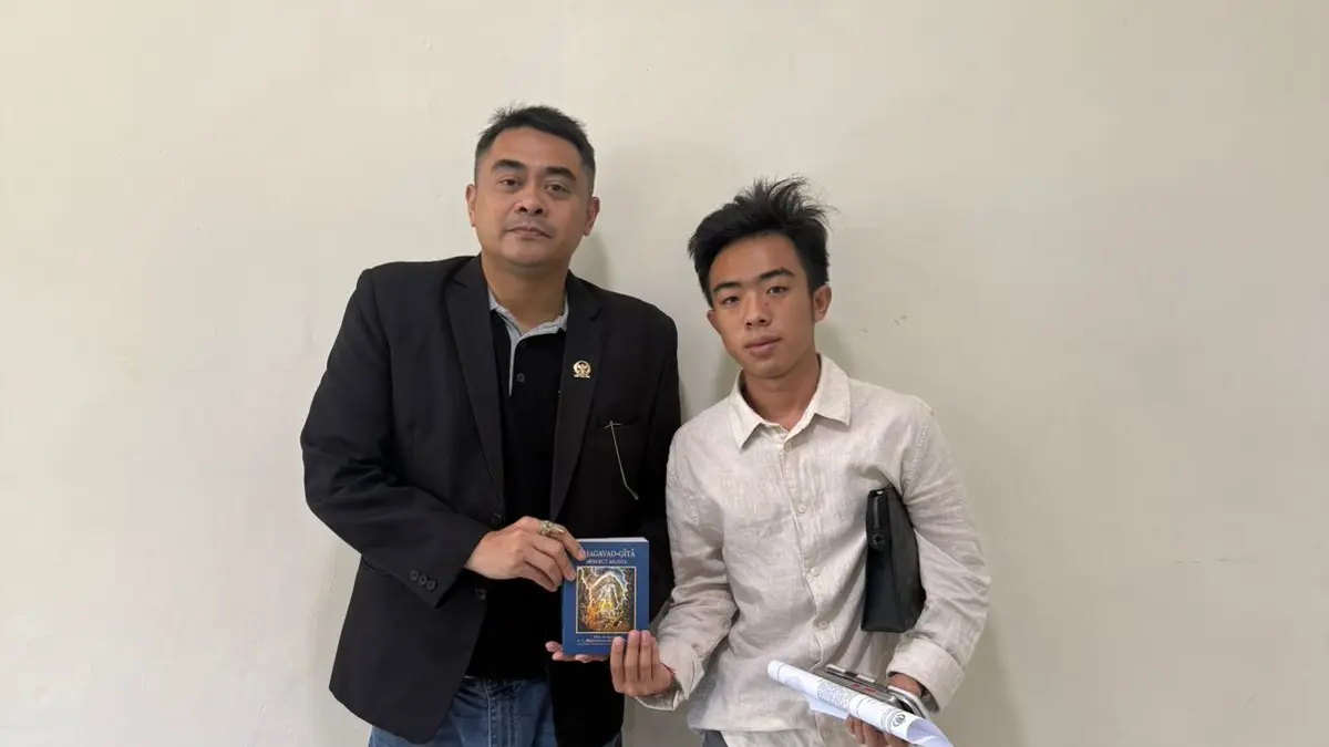 Made Hiroki (kanan) bersama Anggota DPD RI asal Bali Arya Wedakarna (AWK).